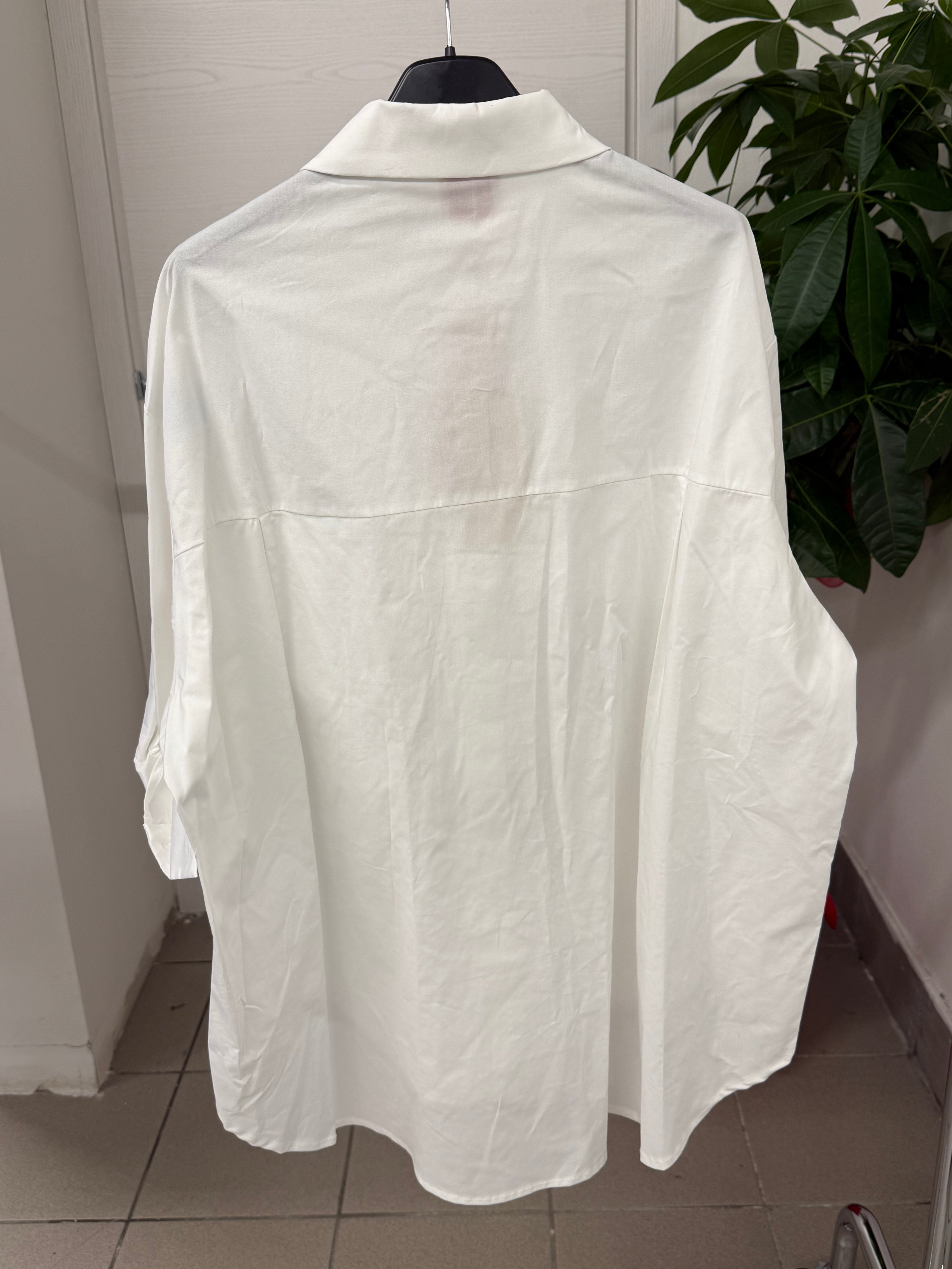 Camicia in cotone tinta unita con ricami fiorati e brillantini FGD MODA